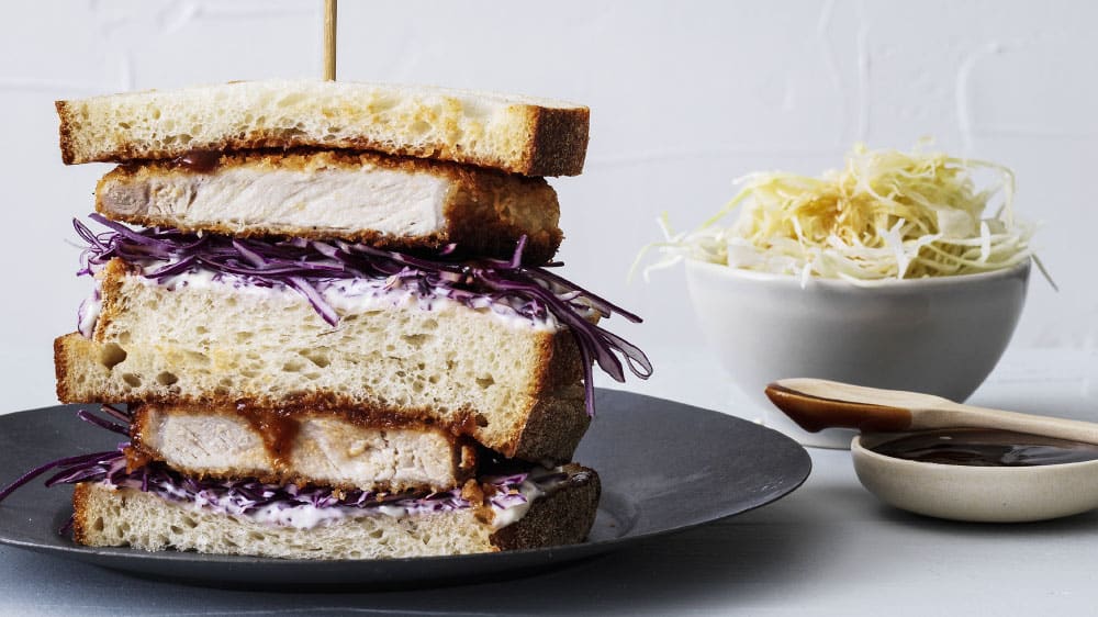 Japansk sandwich med friterat fläskkött, majonnäs & hyvlad kål