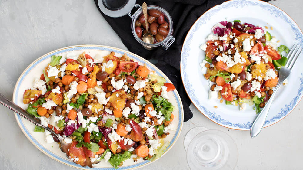 Marockansk sallad med grillade nektariner och rostade kikärtor