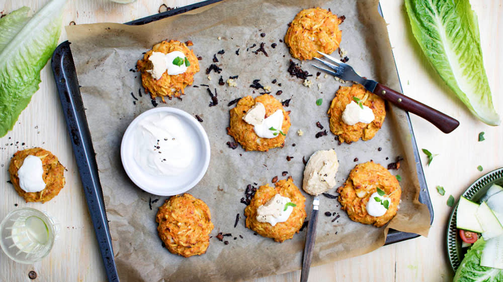 Morots- och halloumibiffar med hummus och krispiga grönsaker