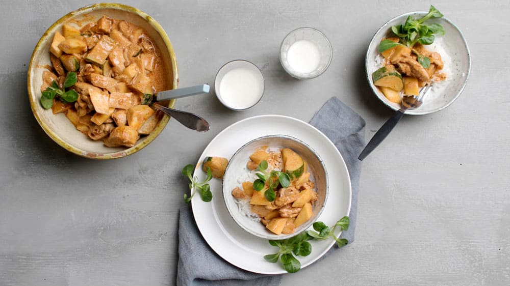 Kyckling- och mangopanna med paprikasallad