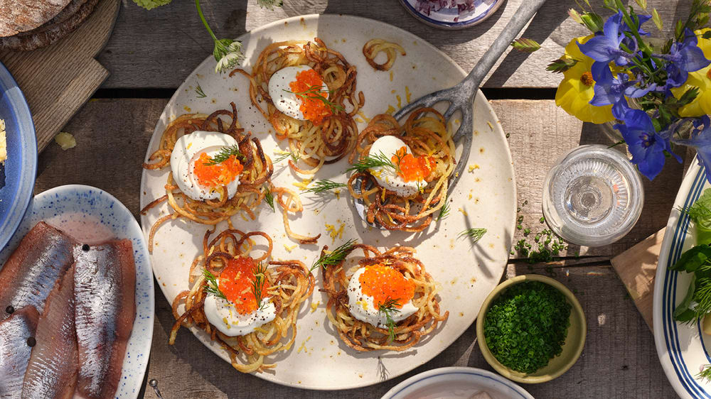 Snurriga potatissnittar med crème fraiche och rom