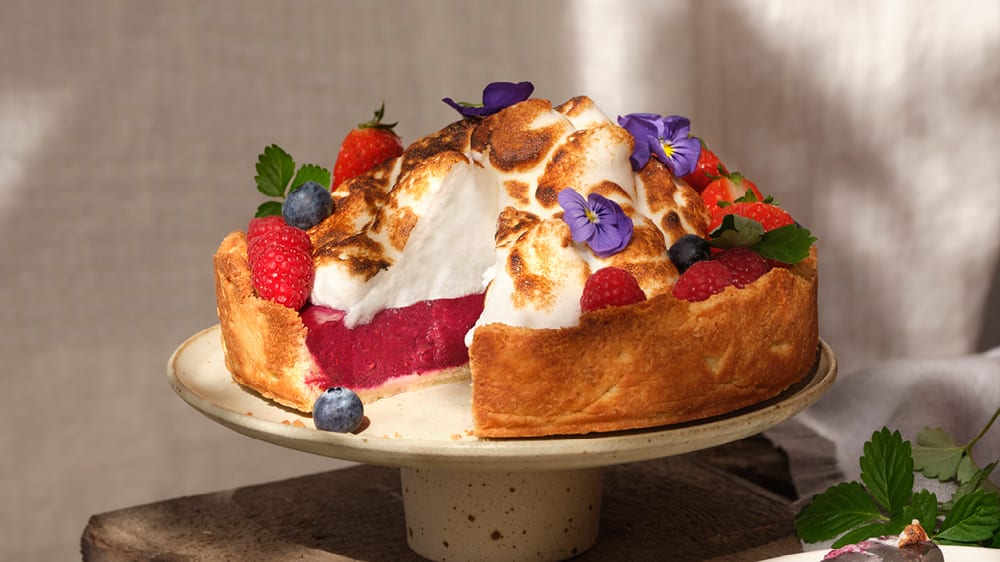 Midsommartårta med bärcurd och italiensk maräng