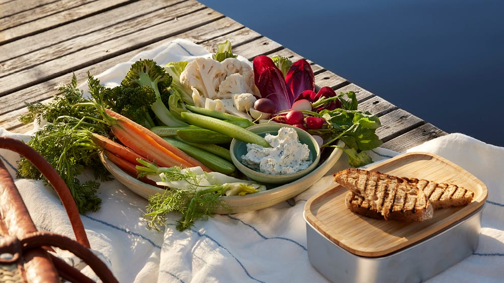 Sommarens cruditéer med örtig färskoströra