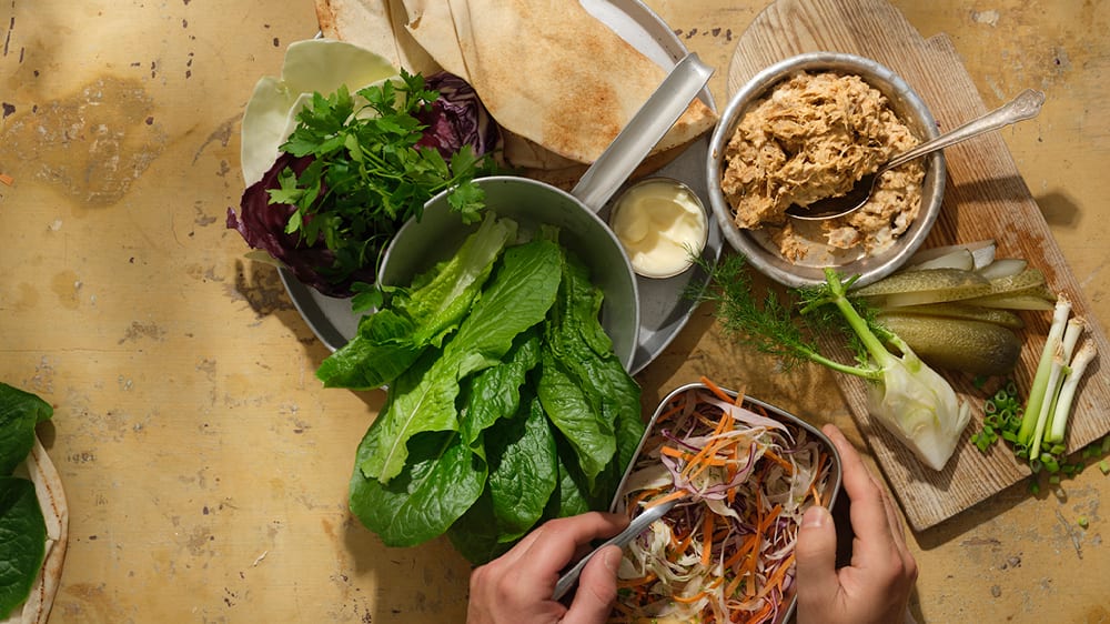 Wrap med krämig pulled chicken, kålsallad & saltgurka