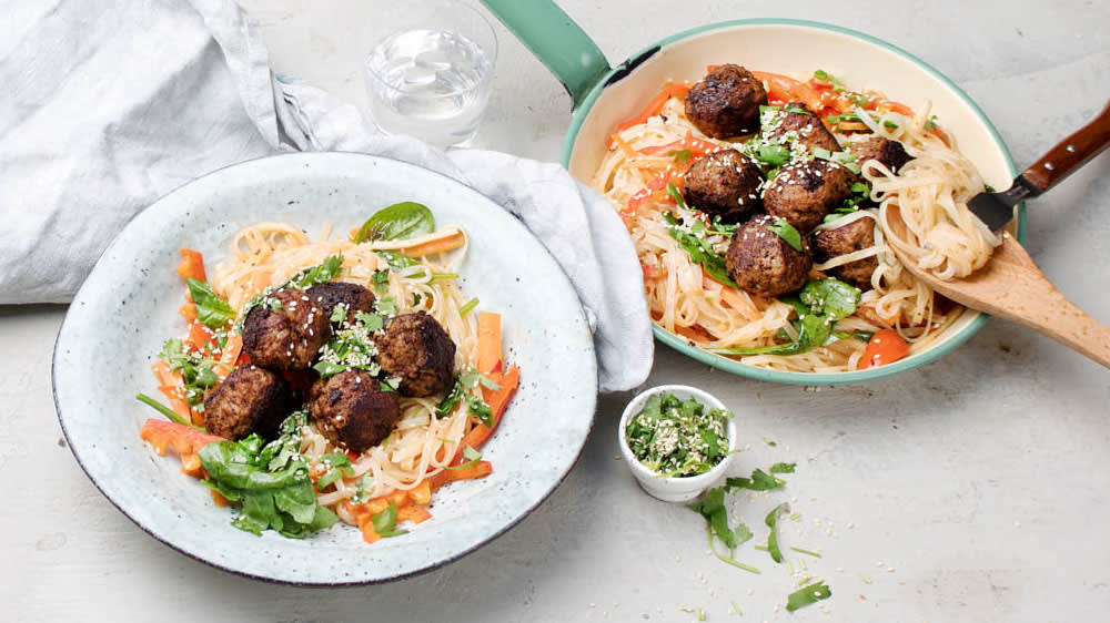 Asiatiska köttbullar och nudelsallad toppad med sesamfrön
