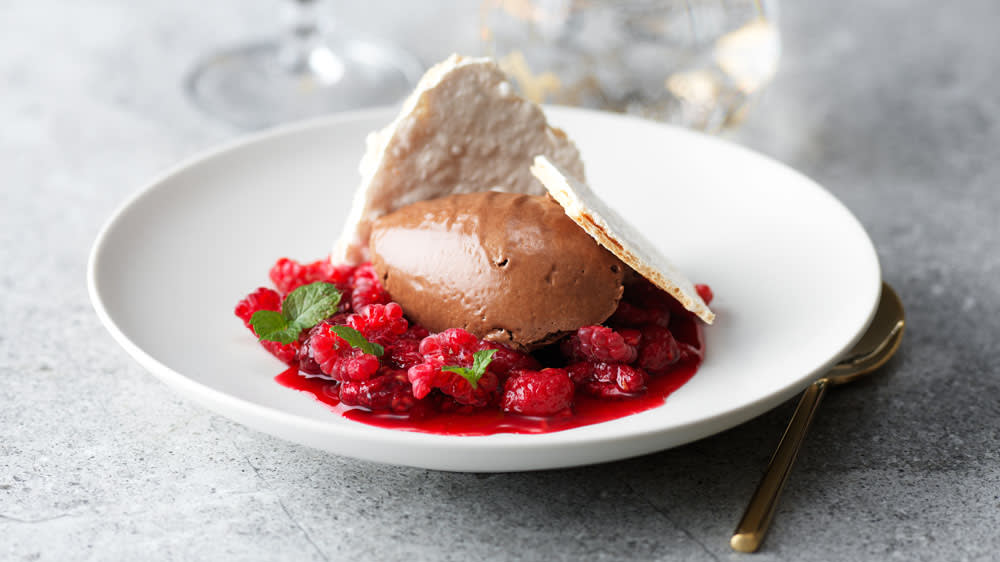 Choklad och hallonmousse med bruten maräng