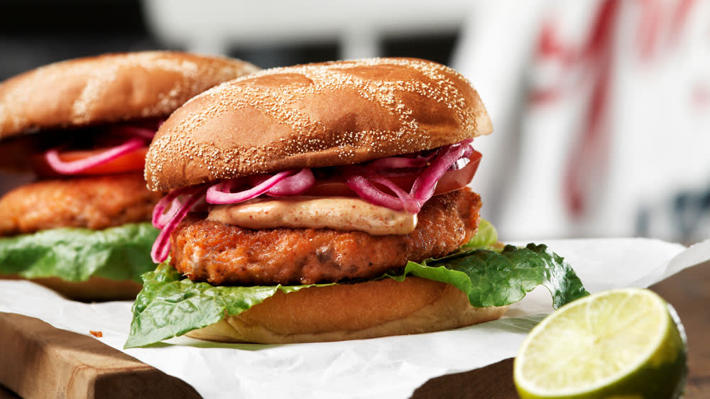 Laxburgare med chilimajonnäs & picklad rödlök