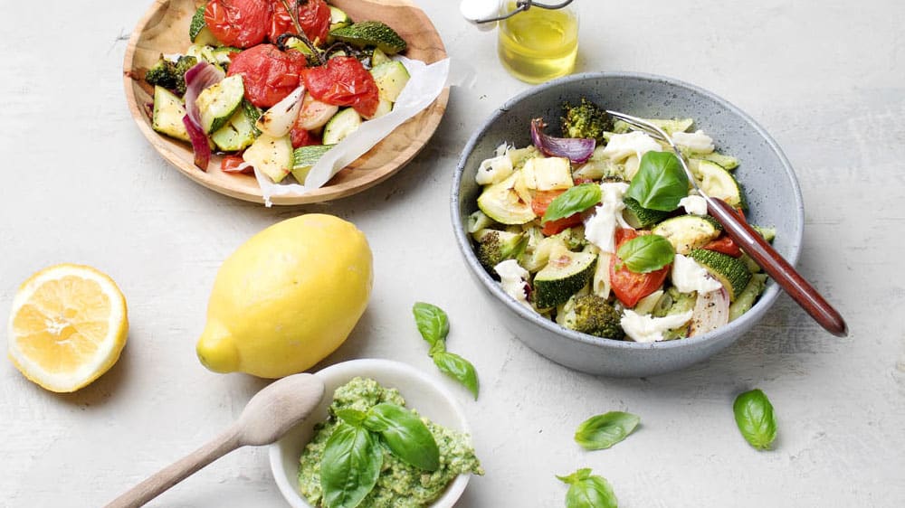 Pasta pesto med ugnsrostade körsbärskvisttomater och mozzarella