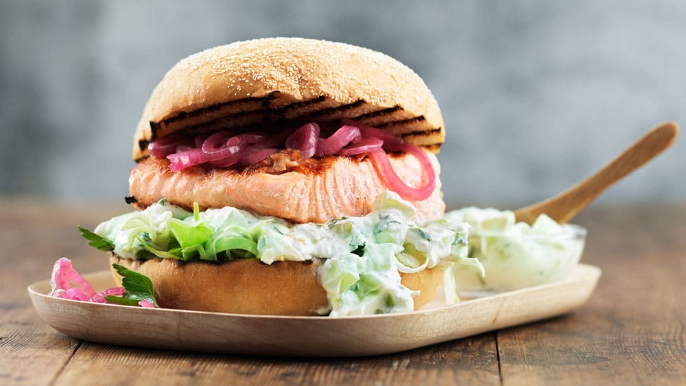Laxburgare med citrontzatsiki & picklad lök