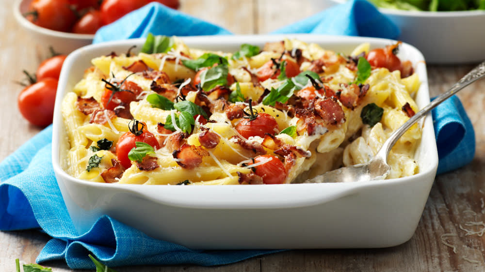 Pastagratäng med bacon och tomat