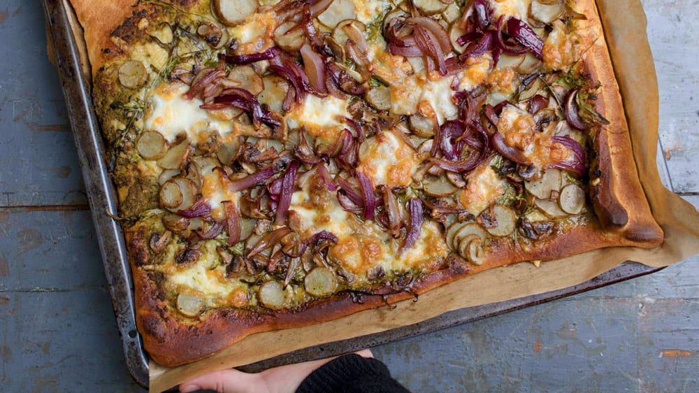 Pestopizza med jordärtskockor och karamelliserad rödlök