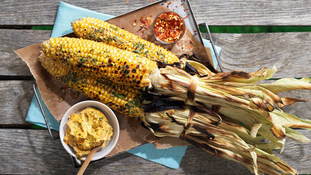 Grillade majskolvar med tomat- och chilismör