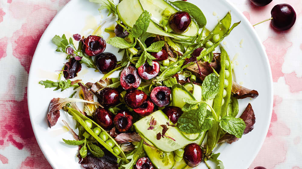 Somrig sallad med körsbär, mynta & fetaostdressing