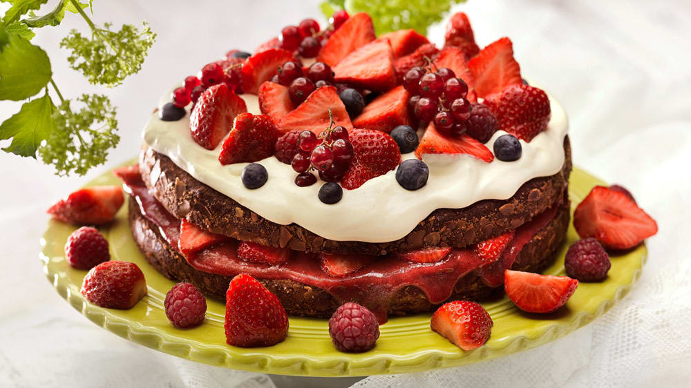 Sommartårta med vaniljkesella, grädde och färska bär