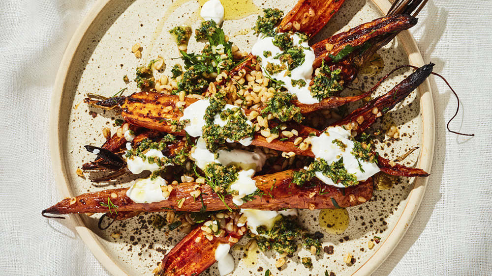 Rostade morötter med bulgur med tahiniyoghurt & mandel