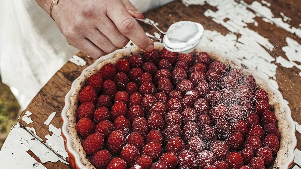 Hasselnöts- och chokladpaj med hallon