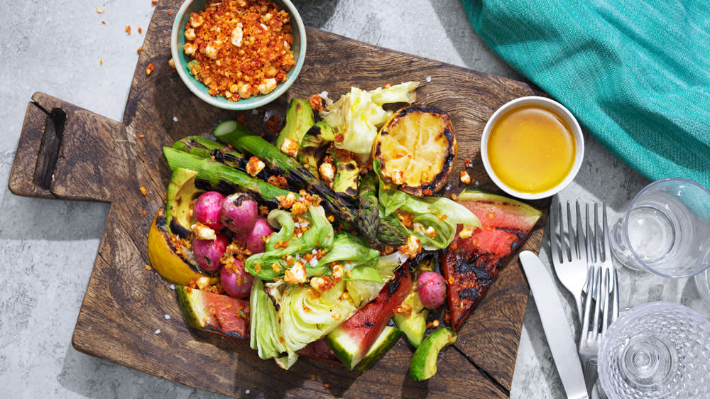 Grillad sallad med fetaostsmul