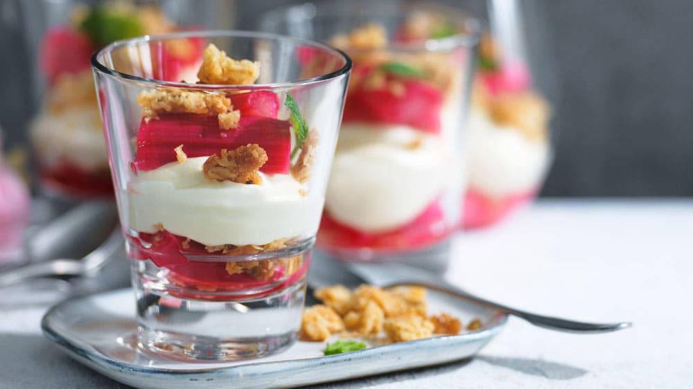 Rabarber med vit chokladkräm & havresmulor