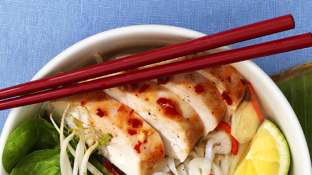 Nudelsoppa med kyckling och lime