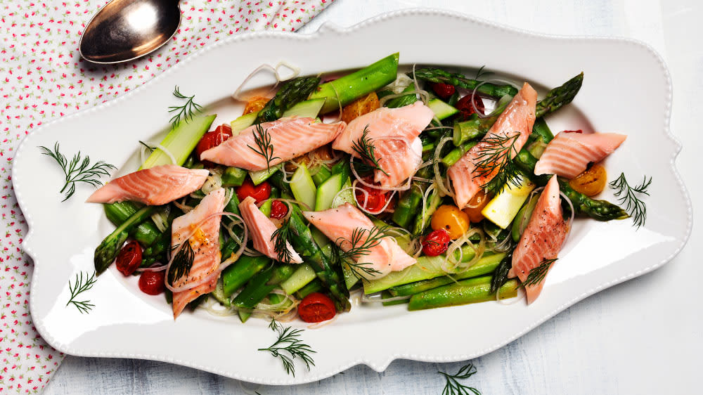 Mjukbakad röding med sparrissallad