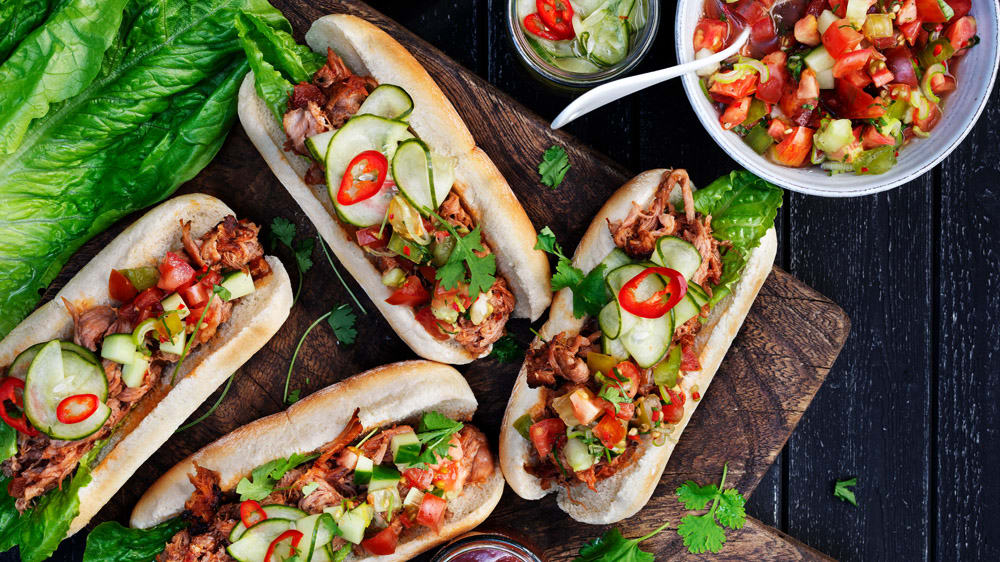 Pulled pork i bröd med snabbpicklad chiligurka och tomatsalsa