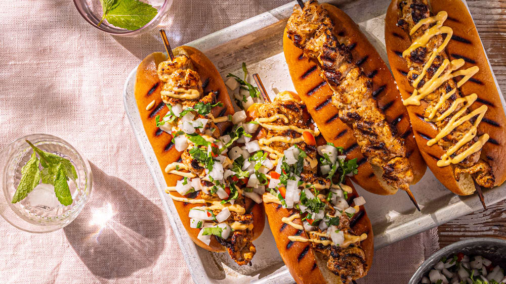 Små Chicken Kebabs i korvbröd med löksalsa och chilimajonnäs