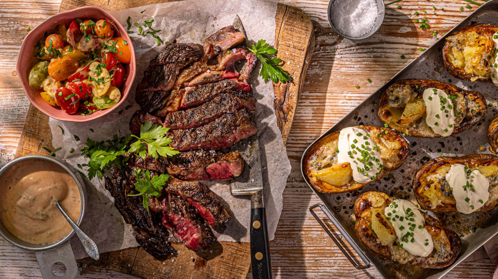 Sharing Style Rib Eye med choronsås, fransk tomatsallad, rostad bakpotatis och toppings