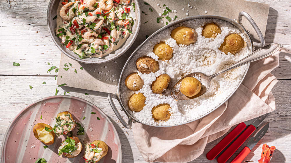 Små saltbakade potatisar med citronsmakande räkröra