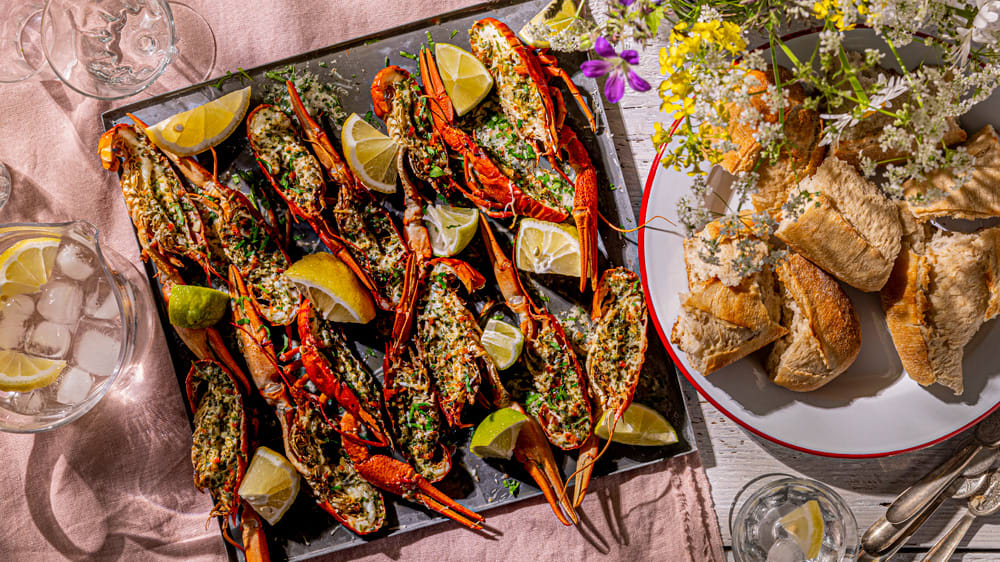 Grillade vitlökskräftor med dipp