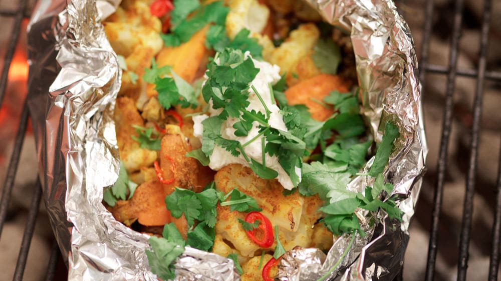 Blomkål och knippmorötter bakade över grillen med limefärskost