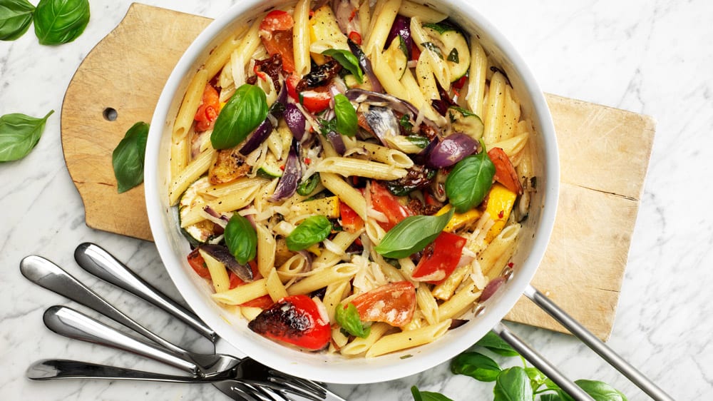 Penne med grönsaker och parmesan