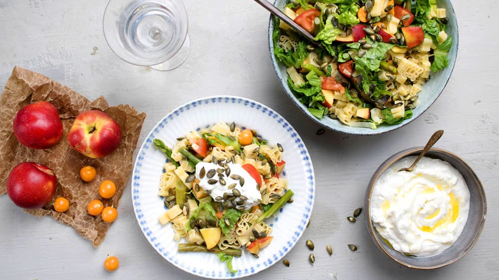 Fruktig vegopasta toppad med rostade frön & fetaostkräm