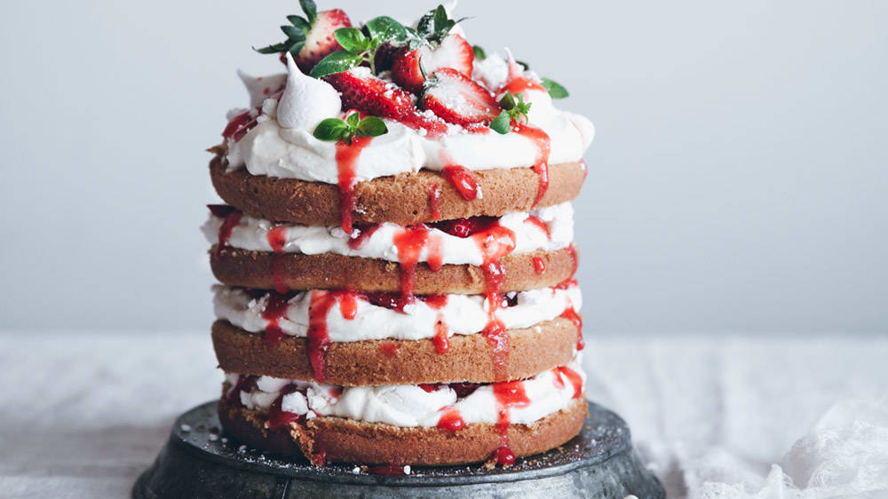 Gräddtårta med jordgubbar och maränger