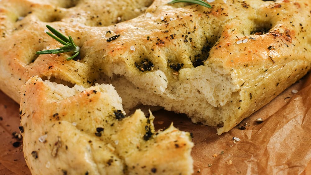 Klassisk italiensk focaccia med rosmarin och oliver