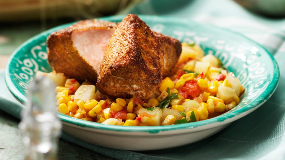 Kryddstekt laxfilé med potatis-och majsgryta