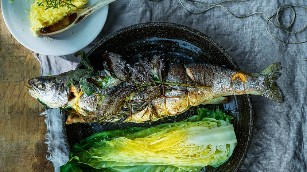 Ångad spetskål med citronsmör och örtbakad röding