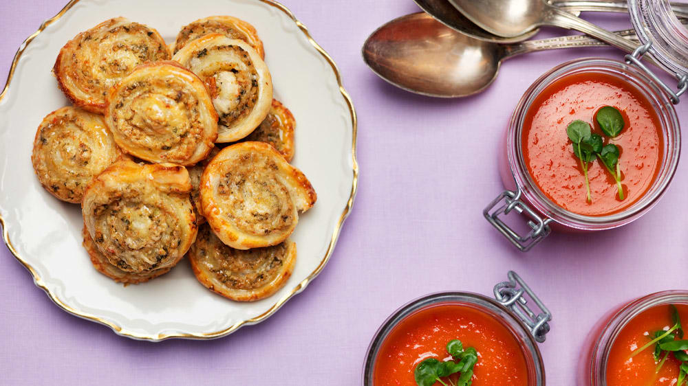 Ansjovissnurror med tomat- och paprikasoppa