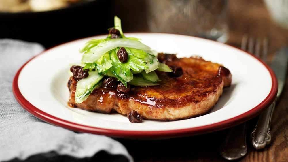 Apelsinglacerad fläskkotlett med sellerisallad