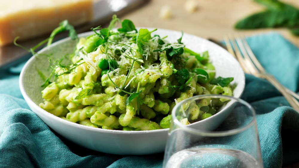 Ärtmakaroni med basilika och parmesan