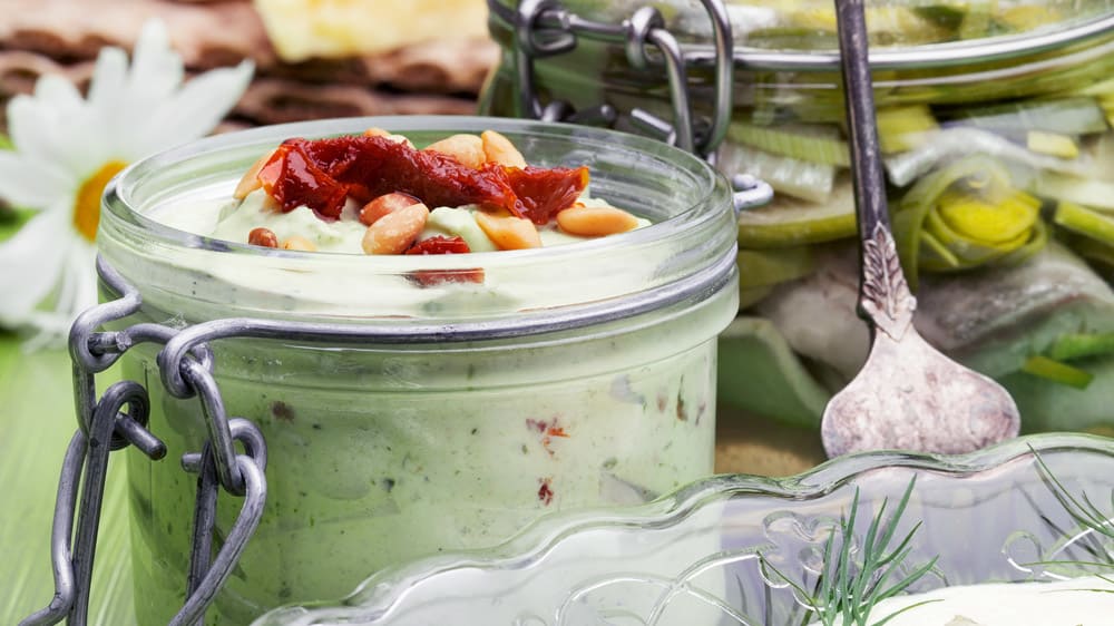 Basilikasill med soltorkad tomat och pinjenötter