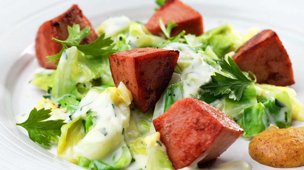 Bräckt falukorv med stuvad vitkål