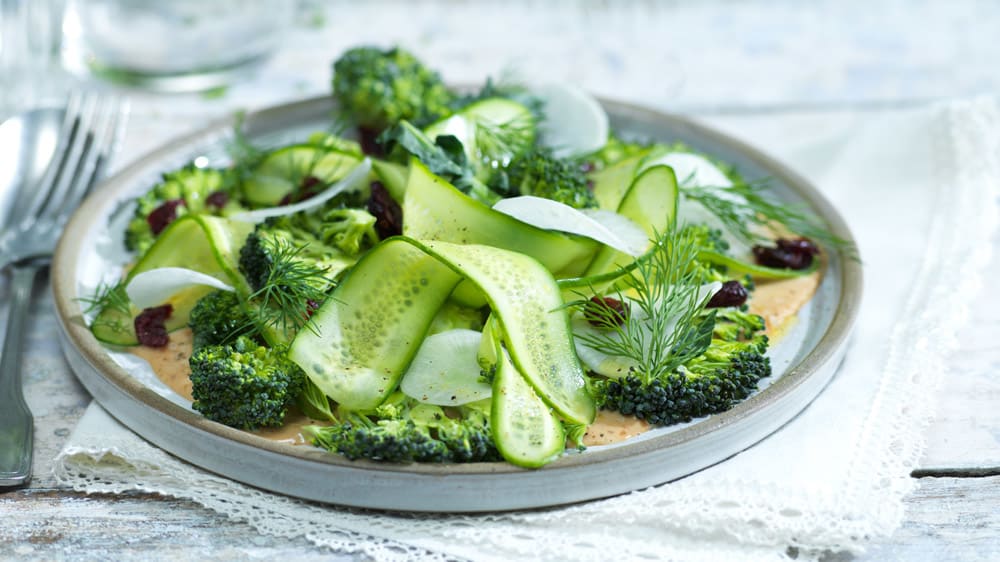 Broccolisallad med jordnötsdressing