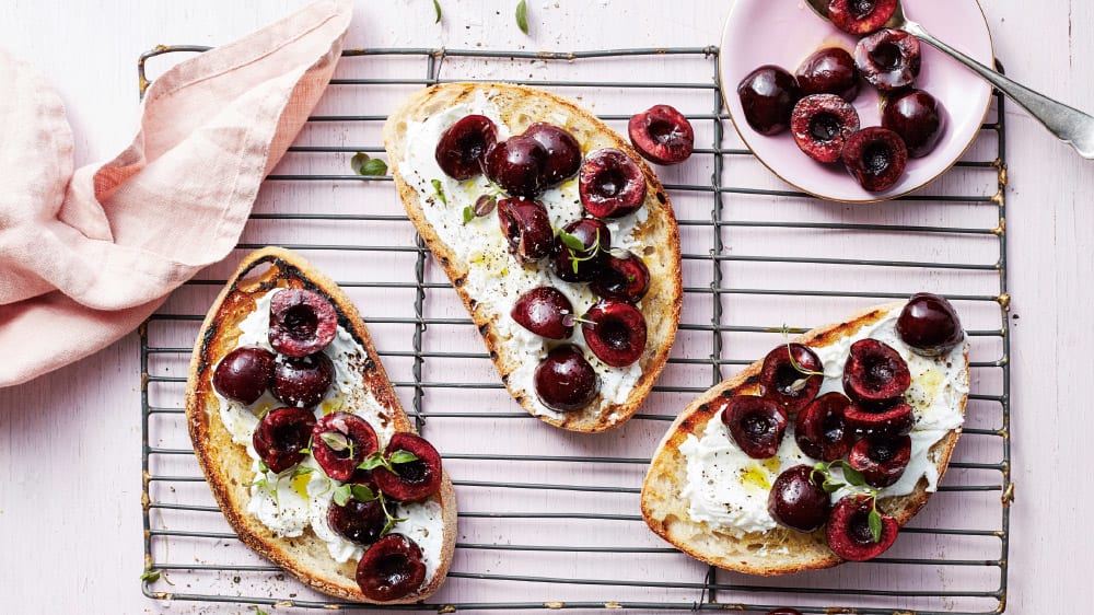 Bruschetta med getost och körsbär