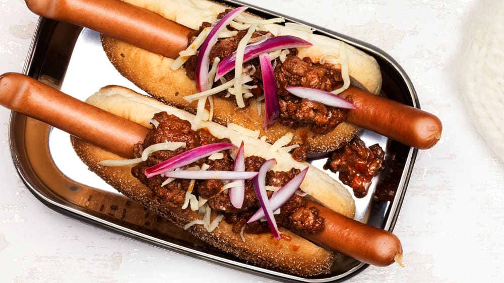 Chilidogs med klassisk köttfärschili, rödlök och cheddar