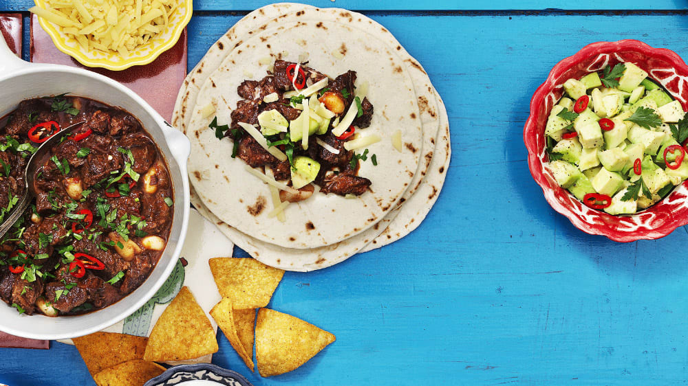 Chiligryta med tortillabröd och avokadosallad