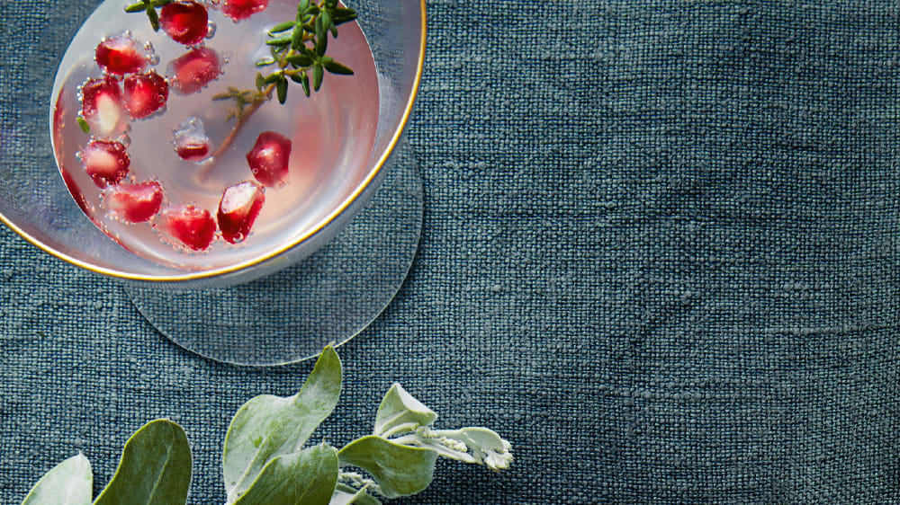 Festlig granatäppeldrink med bubbel och timjan