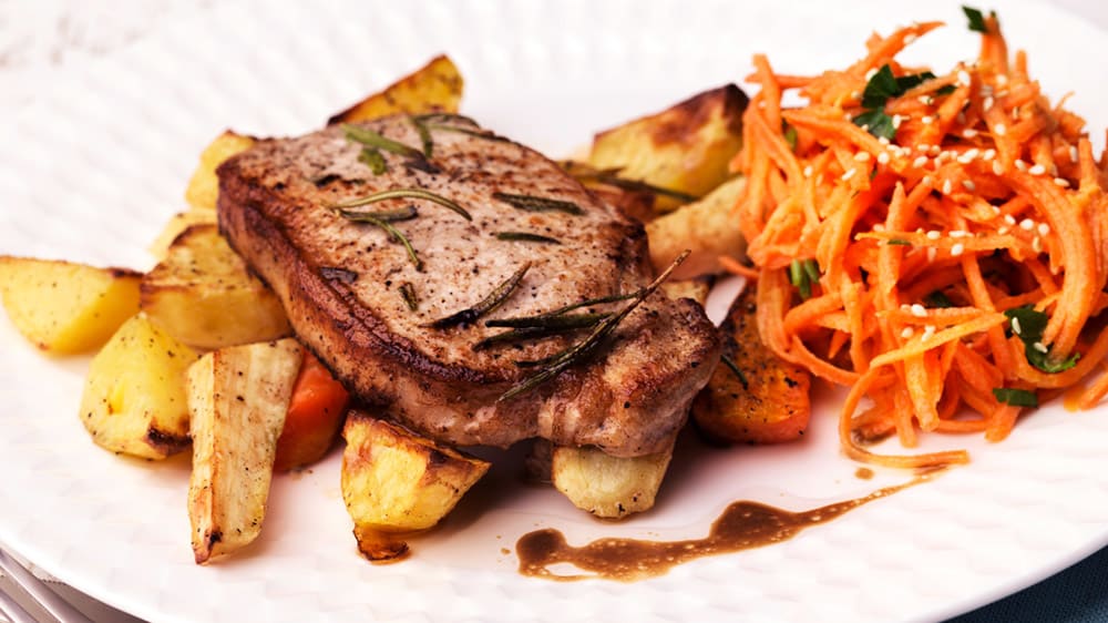 Fläskkotlett med råriven morotsallad