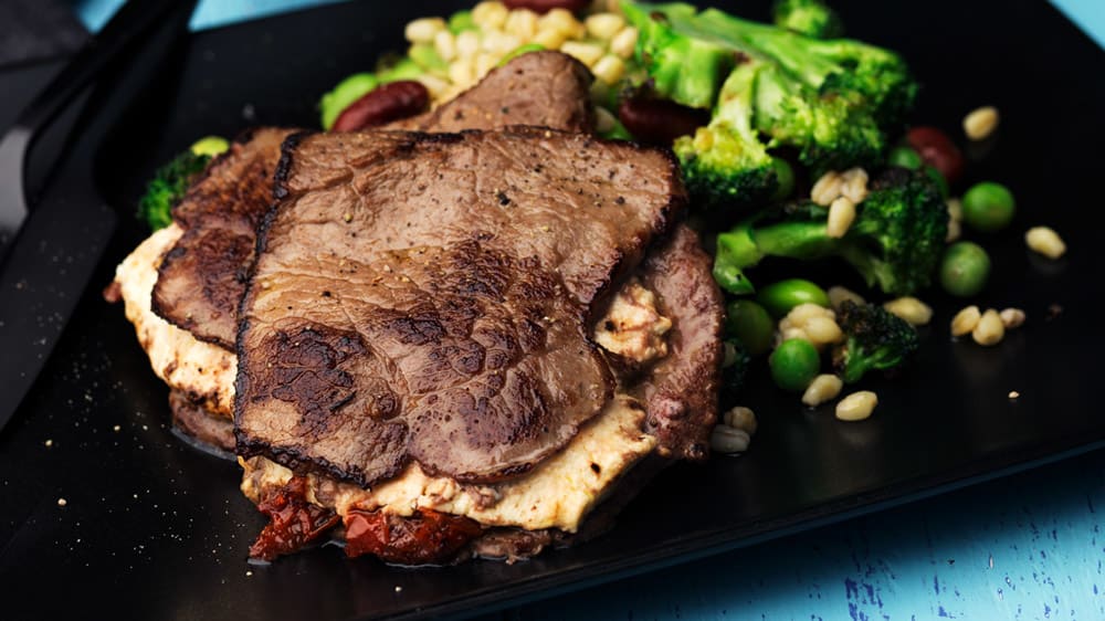 Fylld lövbiff med råstekt broccoli