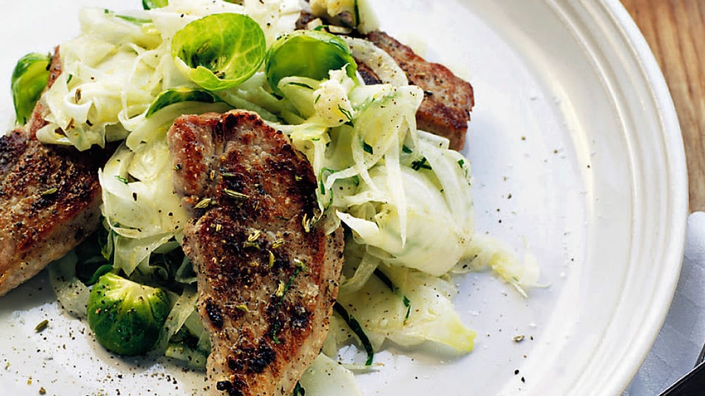 Grillad skinkstek med citrusdressad kålsallad