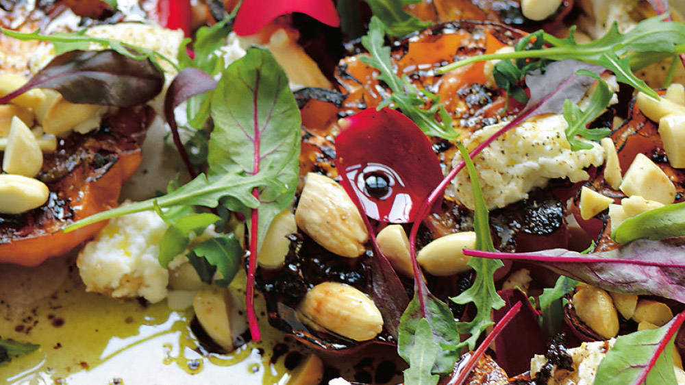 Gula och röda tomater med rosenbladssallad, vaniljvinägrett och sötmandel